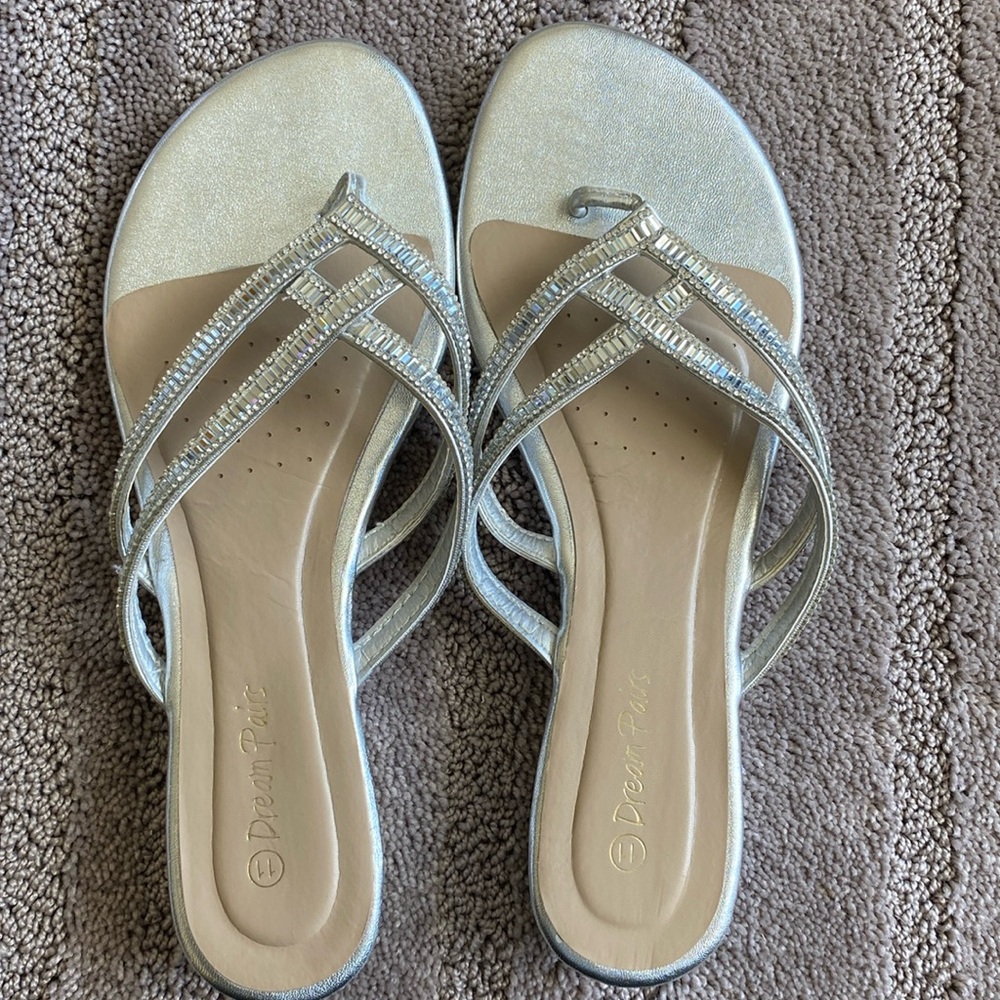 Dream Pairs Jeweled Womens Flat / thong style Sandals Size 11- Rhinestone/silver